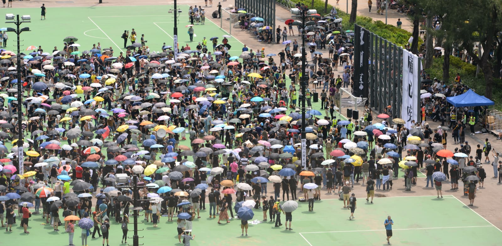 2019年8月11日，約有千人聚集出席在維多利亞公園舉行的「反送中」集會。（宋碧龍／大紀元）