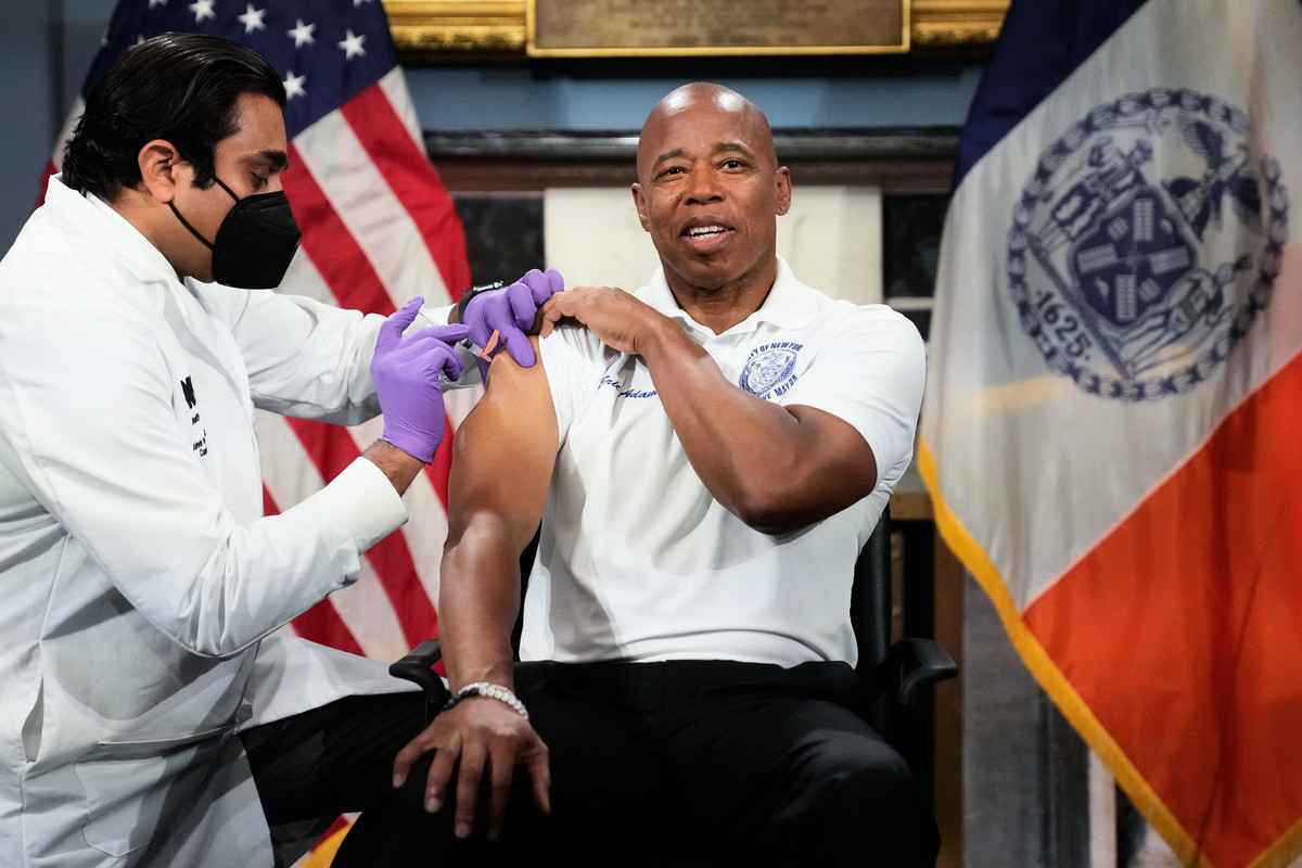 2022年9月20日，紐約市長亞當斯在市政廳接種針對Omicron變種病毒的加強針疫苗。（Michael Appleton/Mayoral Photography Office）