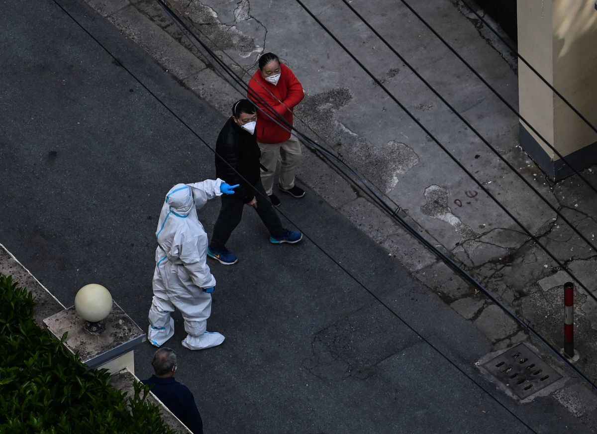 上海防疫出現許多亂象。民眾投訴說，一開始方艙安置不了，現在已經痊癒，轉陰性了，官方還硬性規定要拉人去方艙。（HECTOR RETAMAL/AFP via Getty Images）