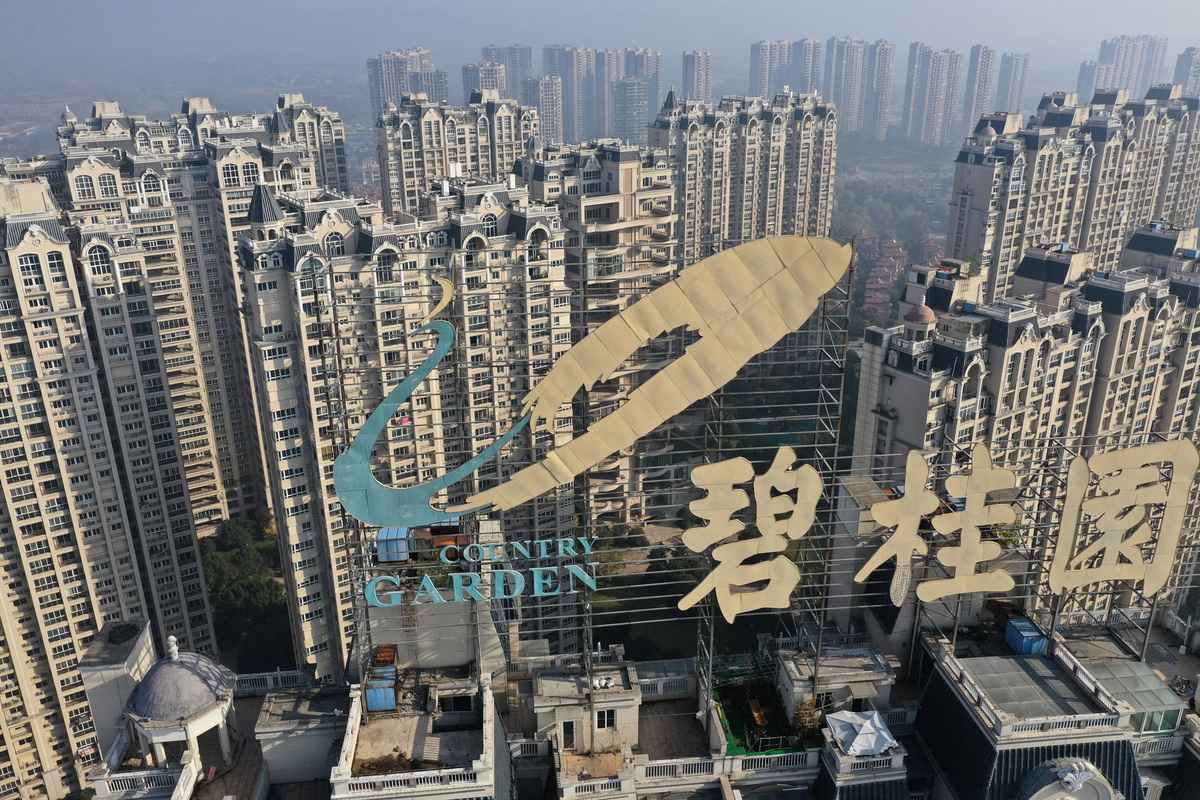 2021年10月31日，中國房地產巨頭碧桂園公司在江蘇省興建的住宅樓附近豎立著該公司的標誌。（STR/AFP via Getty Images）
