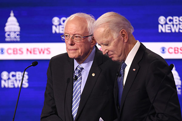 圖為2020年2月25日民主黨總統候選人參議員伯尼·桑德斯（左）和前副總統喬·拜登（右）在南卡羅來納州的民主黨總統初選辯論中發言。（Win McNamee/Getty Images）