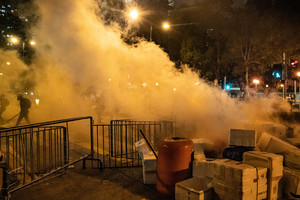 影片：催淚彈擾民 香港市民警署外怒斥警察