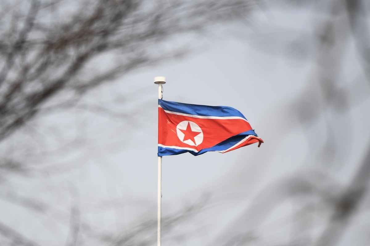 2022年4月12日，美國一名加密貨幣專家，因幫助北韓利用加密貨幣與區塊鏈技術規避制裁，已被判處63個月徒刑。圖為北韓國旗。（Greg Baker/AFP via Getty Images）