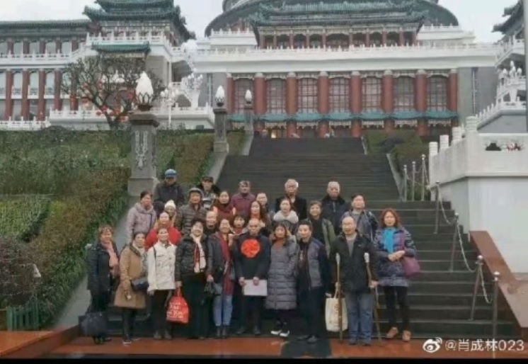 重慶北碚區農民肖成林與重慶公民合照。（受訪者提供）