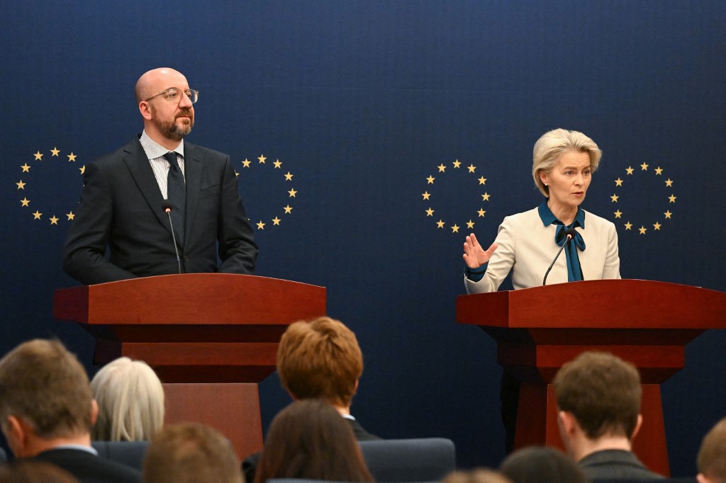 2023年12月7日，歐洲理事會主席米歇爾（左）和歐盟委員會主席馮德萊恩在中歐峰會後舉行記者會。（Greg Baker/AFP）