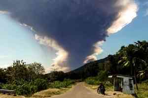 印尼勒沃托比火山再噴發 灰雲竄至1.8萬米