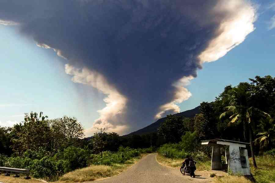 印尼勒沃托比火山再噴發 灰雲竄至1.8萬米