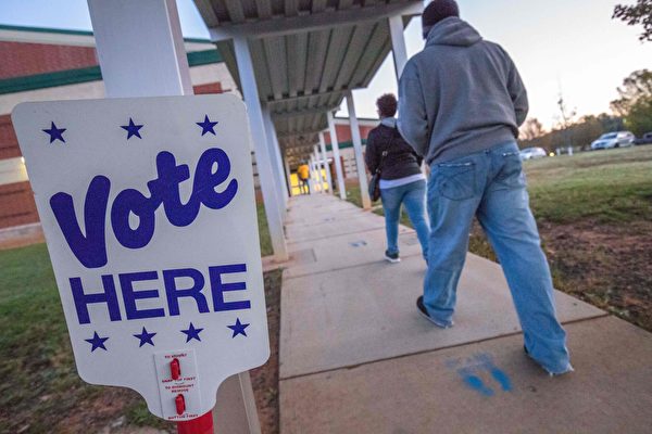 選民在2020年11月3日抵達北卡羅來納州夏洛特的Waddell語言學院投票。（GRANT BALDWIN/AFP via Getty Images）