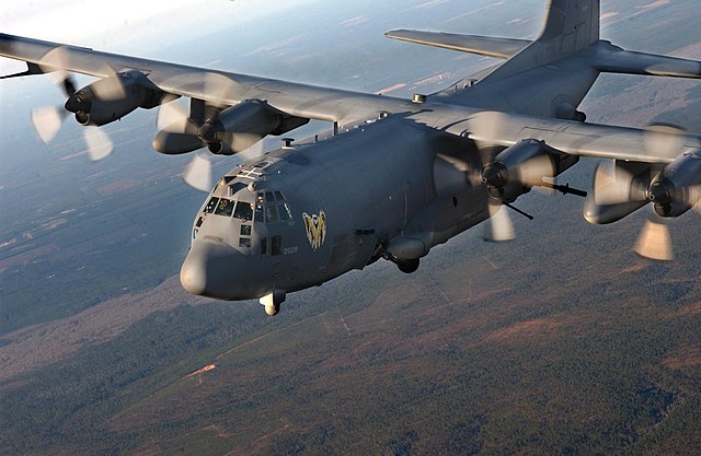 第四特種作戰中隊的「AC-130」空中炮艇，進行訓練。（維基百科公有領域）
