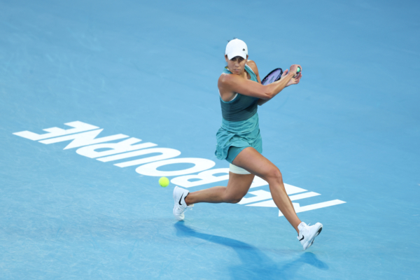2025年1月25日,在澳洲公開賽女單決賽上,29歲美國老將姬絲(Madison Keys)以6:3/2:6/7:5戰勝了莎巴蘭卡,奪得個人職業生涯首個大滿貫冠軍。圖為姬絲在比賽中擊球瞬間。(Clive Brunskill/Getty Images)