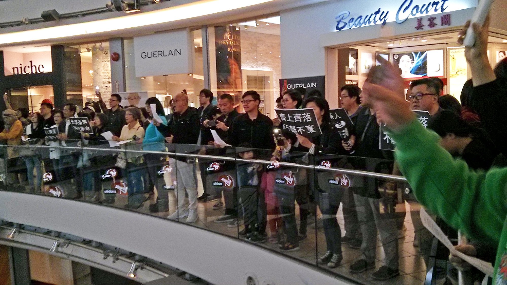 2019年9月14日，在溫哥華都會區的香港人來到列治文市商業中心時代坊，快閃齊唱《願榮光歸香港》，並呼喊「五大訴求，缺一不可」等口號。（李樂／大紀元）