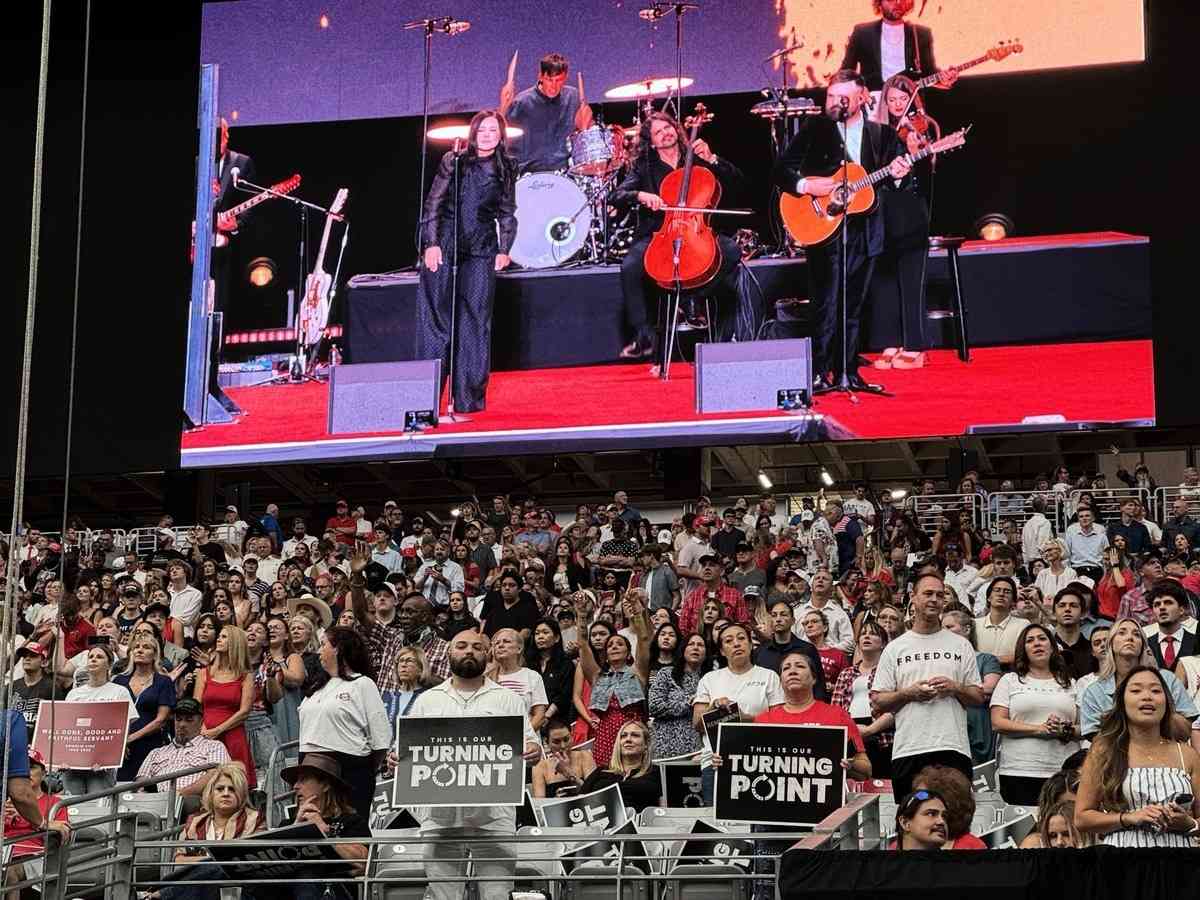 美國政治活動家、保守派組織「Turning Point USA」(TPUSA)創辦人柯克(Charlie Kirk)的追思會,於9月21日在亞利桑那州格蘭岱爾市的州立農場體育館(State Farm Stadium)舉行。開場前,體育館內外聚集了數萬觀眾。(姜琳達/大紀元)