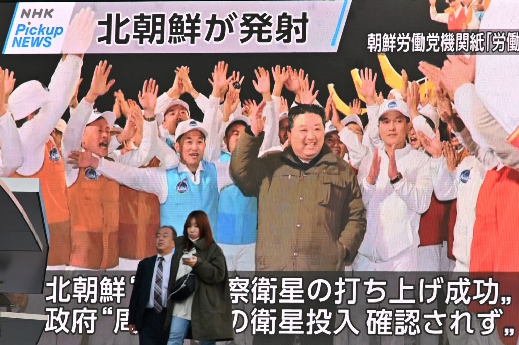 2023年11月22日，北韓當局宣布成功地將一顆軍事間諜衛星送入軌道，美國及其盟國譴責北韓「公然違反 」聯合國制裁。（KAZUHIRO NOGI/AFP via Getty Images）