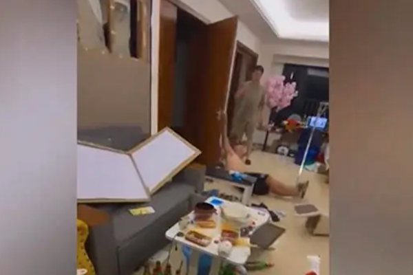 蘇拉過境狂風呼嘯 珠海男開門挑戰被吹翻