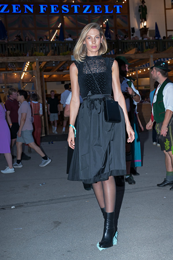 2023年9月17日，德國慕尼黑，德國模特Sarah Brandner出席德國慕尼黑啤酒節（Oktoberfest）。（Hannes Magerstaedt/Getty Images）