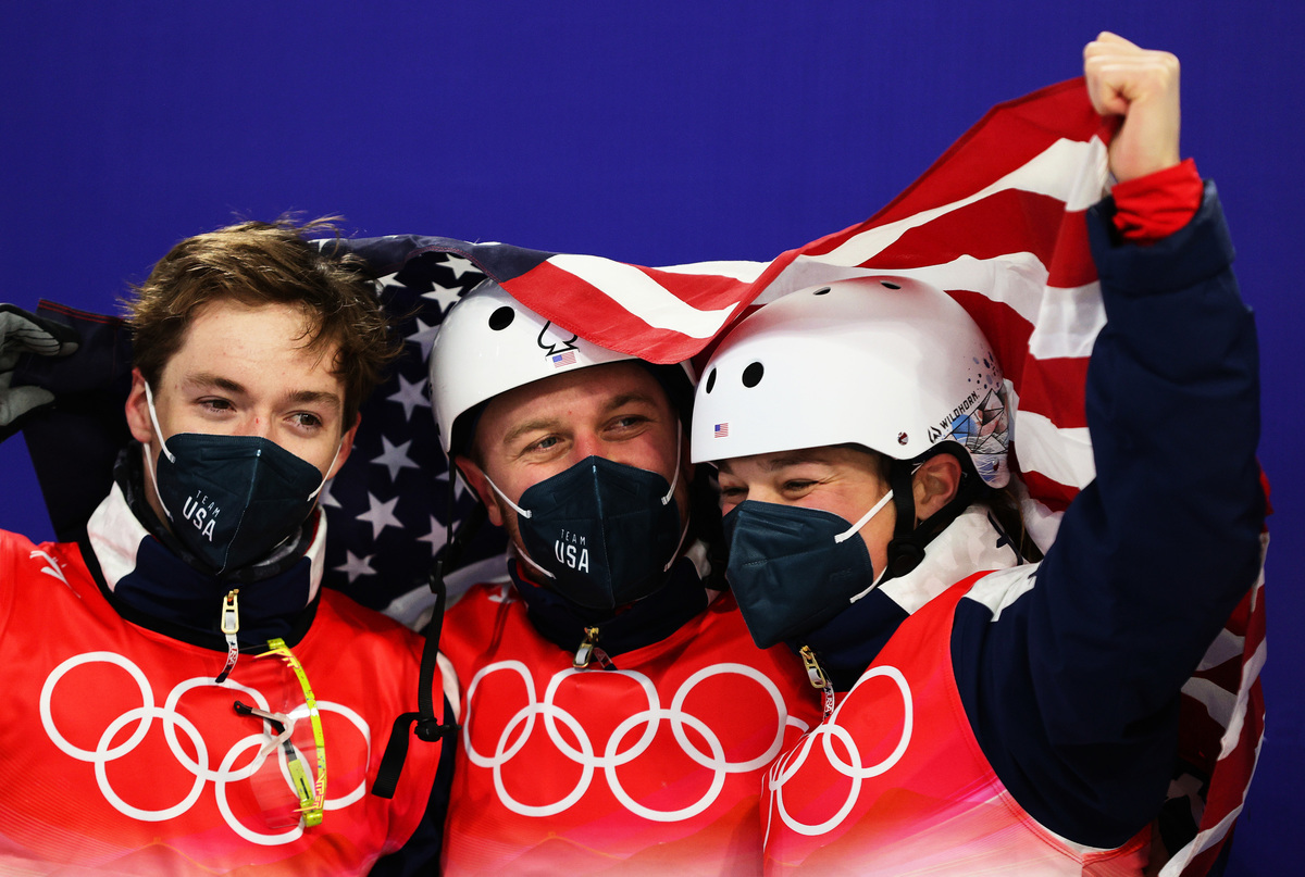 2022年2月10日，美國隊的克里斯托弗‧利利斯（Christopher Lillis，左）、賈斯汀‧肖恩菲爾德（Justin Schoenefeld，中）和阿什利‧考德威爾（Ashley Caldwell）在北京冬奧會第六天的自由滑雪空中技巧混合團體賽中贏得金牌。（Ezra Shaw/Getty Images）