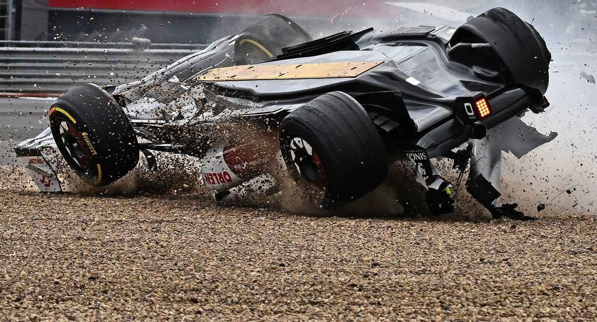 2022年7月3日，F1英國站在銀石賽道進行，中國車手周冠宇在起跑階段，遭遇重大事故，他的賽車被撞飛，高速滑行撞上護牆，幸好人無大礙。圖為周冠宇的賽車被撞飛瞬間。（Ben Stansall/AFP via Getty Images）