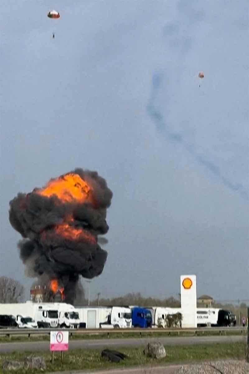 2025年3月25日,法國聖迪濟耶113號空軍基地附近,法國空軍「法蘭西巡邏兵」(Patrouille de France)飛行表演隊的兩架阿爾法噴氣式飛機在訓練過程中發生相撞事故,機上飛行員及時彈射出艙。(Caroline THOMASSIN / AFP)
