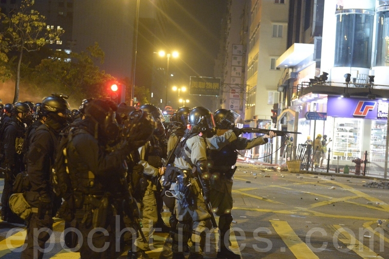 2019年11月18日凌晨，香港警察在柯士甸道彌敦道交界發射大量催淚彈。（余天祐／大紀元）