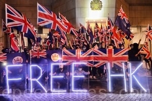 上千港人持英國旗組人鏈 籲英國給予居留權