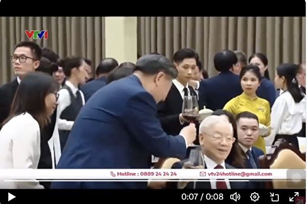 中共黨魁給越南領導人敬酒遭冷遇。(影片截圖)