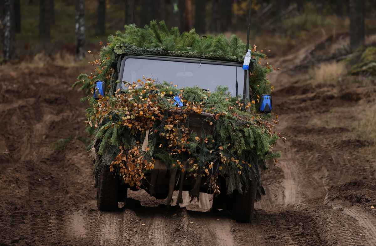 2022年10月27日，立陶宛帕布拉德（Pabrade），荷蘭軍隊一輛偽裝車輛參加北約（NATO）舉行的鐵狼（Iron Wolf）軍演。（Sean Gallup/Getty Images）