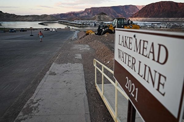 美國最大人工湖乾涸 驚現更多人體遺骸