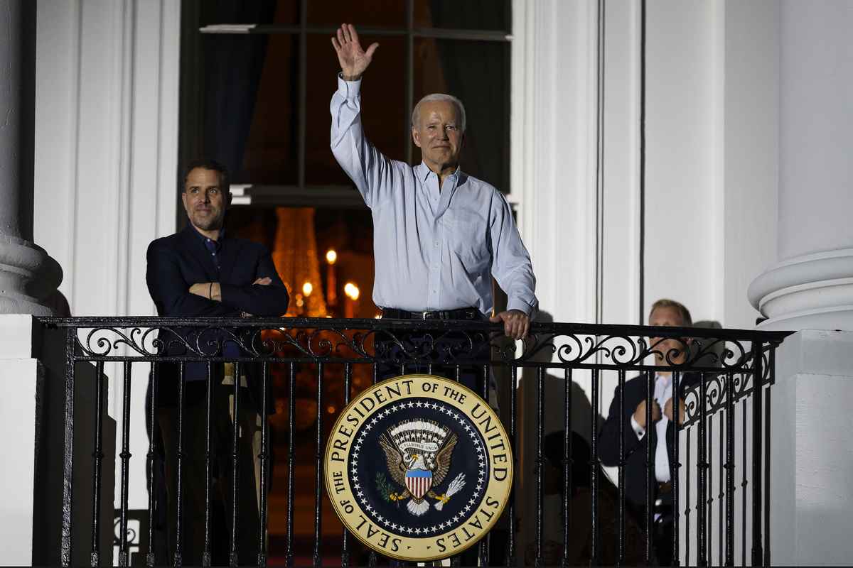 2022年7月4日，在華盛頓特區，美國總統拜登在白宮觀看國家廣場上的煙花，他的兒子亨特（Hunter Biden）站在他身後。（Tasos Katopodis/Getty Images）