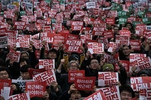 首爾數萬民眾群聚抗議 要求總統朴槿惠下台