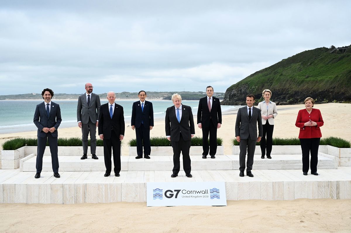 G7領導人峰會2021年6月13日結束，在聯合公報中公開敦促中共尊重新疆人權、允許香港自治、停止採取破壞東海和南海穩定的行動；並重申維持印太地區自由開放的重要性，並強調台灣海峽兩岸和平和穩定的重要性。（LEON NEAL/POOL/AFP via Getty Images）