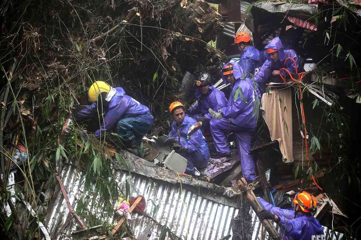 2026年8月10日，在馬尼拉北部山城碧瑤（Baguio），幾棟房屋被強降雨引發的泥石流沖毀，救援人員在瓦礫中尋找倖存者。（JJ Landingin/AFP via Getty Images）