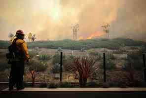 南加州爾灣華人區山火蔓延 9萬居民急撤