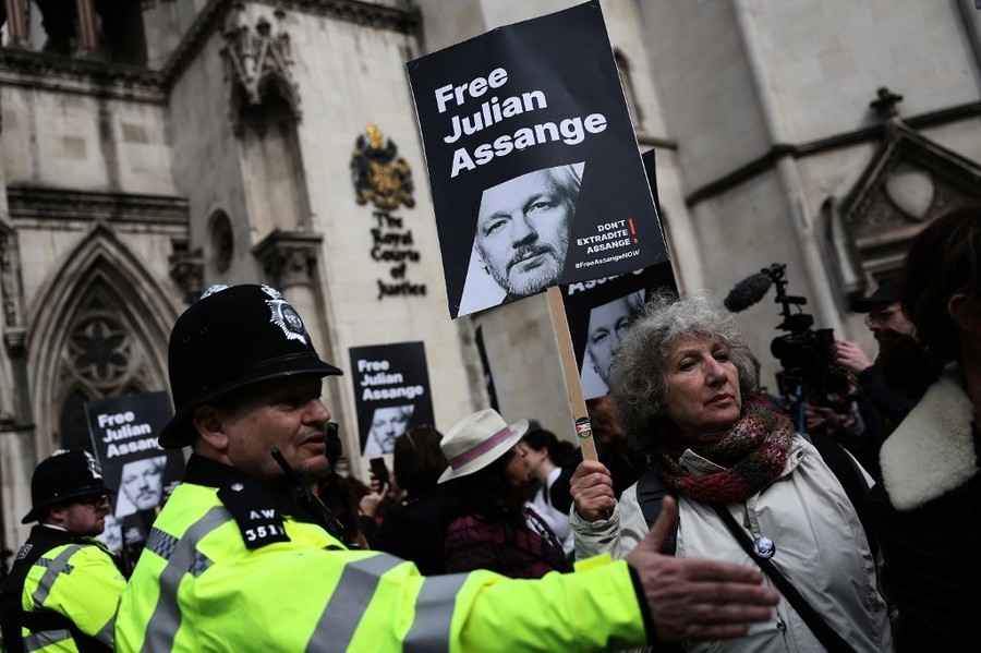 英國法院裁決：阿桑奇不會立即被引渡到美國