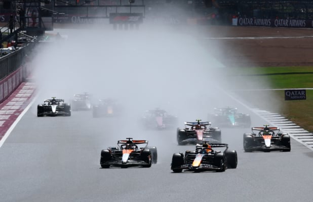 2025年7月6日,F1英國站在銀石賽道(Silverstone Circuit)進行。麥拿侖包攬了冠亞軍。圖為比賽正式開始後,杆位發車的紅牛車手韋斯達賓(Max Verstappen)守住自己的位置,率先進入第一個彎道瞬間。(Clive Rose/Getty Images)