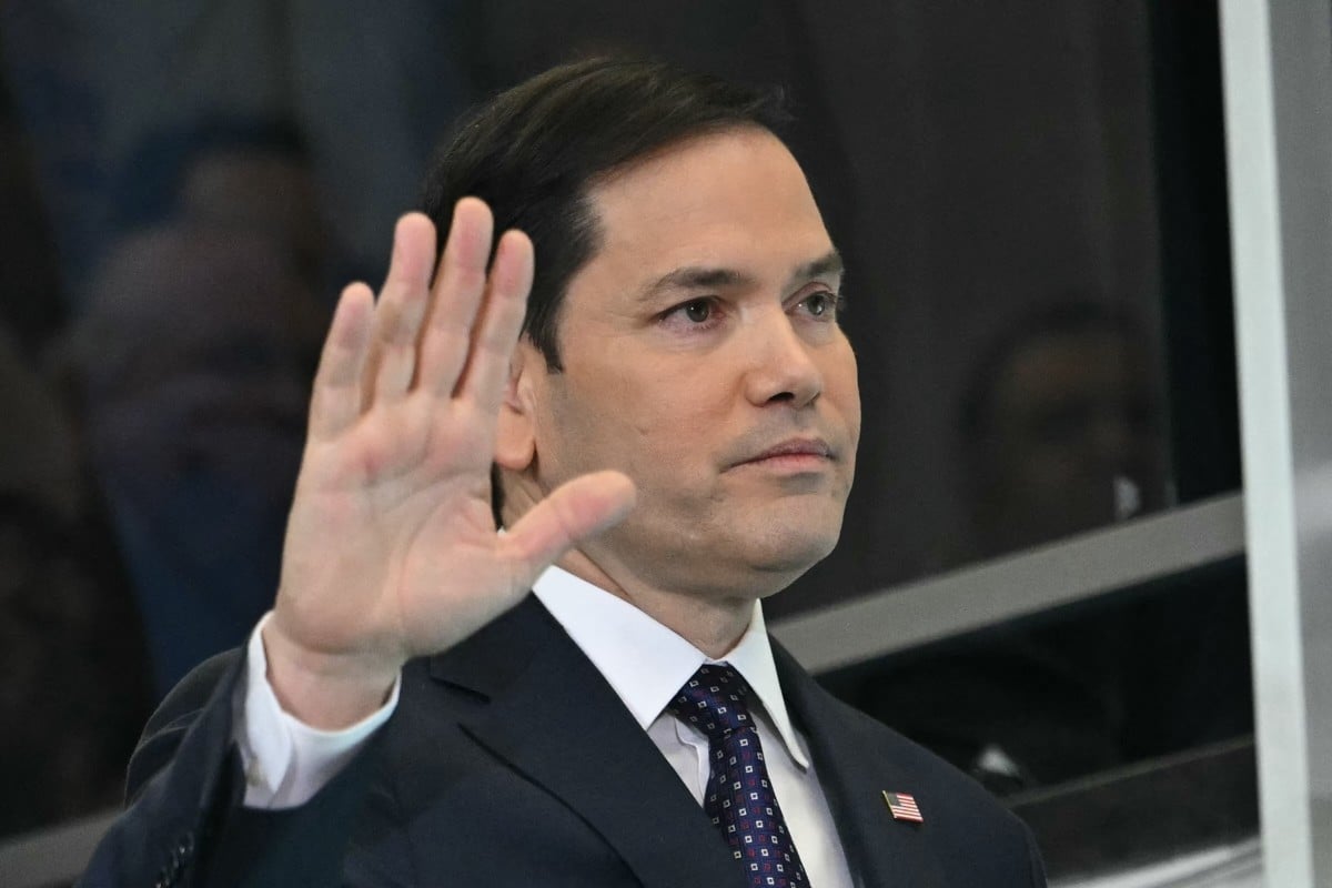 2025年1月21日,美國國務卿魯比奧(Marco Rubio)抵達華盛頓特區的國務院,向員工揮手致意。1月20日,美國參議院一致通過魯比奧出任國務卿的提名。1月21日,他正式宣誓就職。(ANDREW CABALLERO-REYNOLDS / AFP)