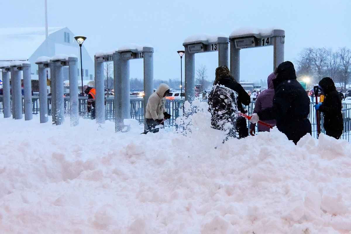 2024年12月1日,紐約州奧查德帕克(Orchard Park)海馬克體育場(Highmark Stadium),在布法羅比爾隊(Buffalo Bills)迎戰三藩市49人隊(San Francisco 49ers)之前,體育場工作人員正在清理露天場地上厚厚的積雪。(Timothy T Ludwig/Getty Images)