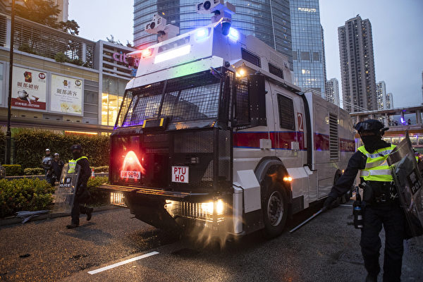 2019年8月25日，警方在荃灣如心廣場的楊屋道頻繁發射催淚彈，並出動水炮車。（余鋼／大紀元）