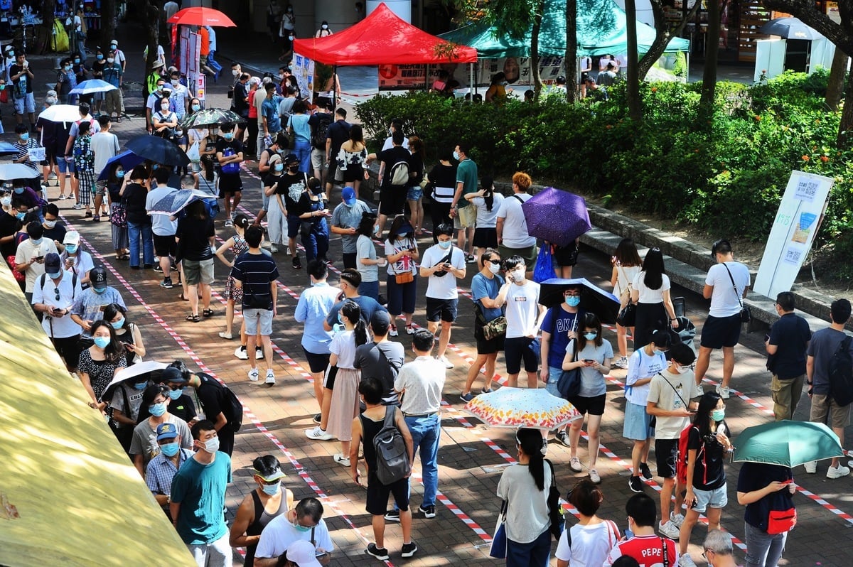 香港民主派2020年7月11—12日舉行立法會選舉初選。圖為大埔廣場投注站大排長龍，雖然天氣炎熱，但選民投票熱情似更濃。（宋碧龍／大紀元）