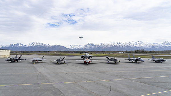 2023年5月18日,美軍多款戰機在阿拉斯加州理查森聯合基地參加北部邊緣 23-1演習,包括EA-18G咆哮者電戰機、F-35A Lightning II戰鬥機、F-117夜鷹攻擊機、F-22猛禽戰鬥機、B-1B轟炸機、F-15EX戰鬥機和F-16C戰鬥機。(美國空軍)