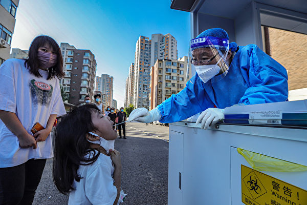 圖為中國民眾進行核酸檢測。（CNS / AFP）