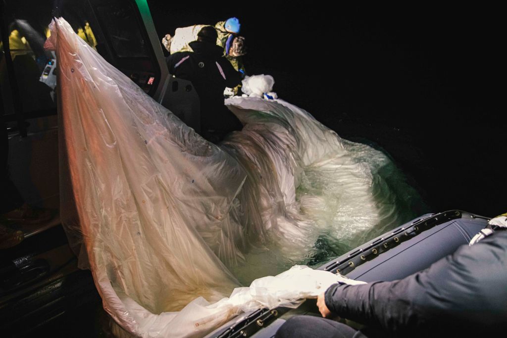 美國海軍水兵2023年2月5日打撈被擊落的共間諜氣球。（Petty Officer 1st Class Tyler Thompson/U.S. Navy via Getty Images）