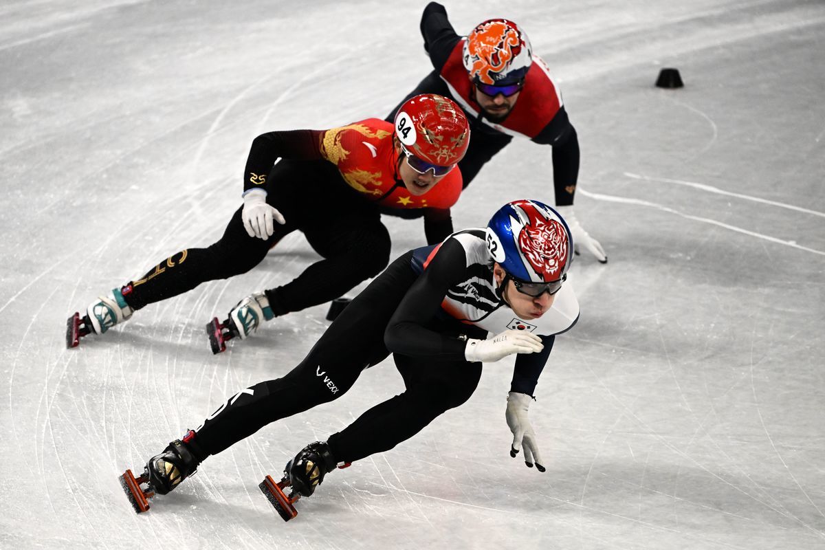 2月7日晚舉行的短道速滑男子1000米準決賽中，南韓選手黃大憲取得第一名後，被裁判取消成績，在南韓引發諸多不滿，稱本次冬奧會喪失了應有的體育精神。（MANAN VATSYAYANA/AFP via Getty Images）