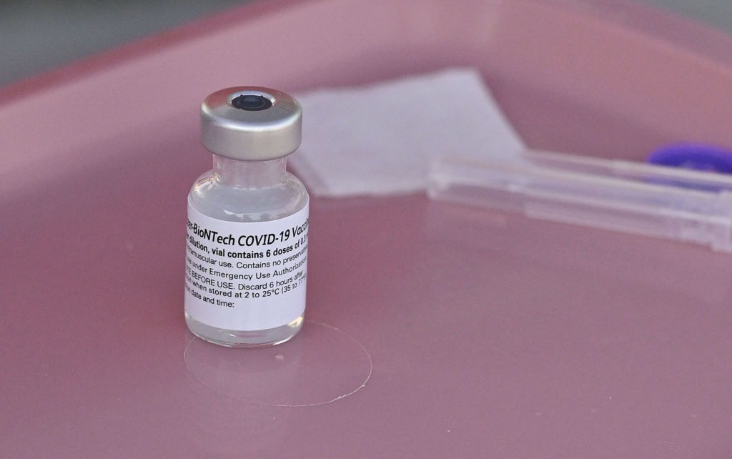 2021年8月23日，在美國加州洛杉機一家接種疫苗的診所，擺放著BioNTech疫苗。（ROBYN BECK/AFP via Getty Images）