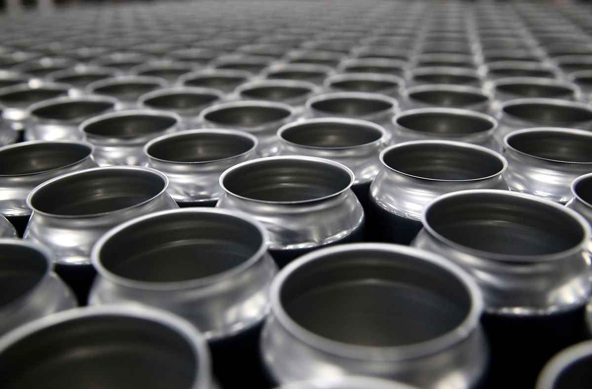美國官員表示，華府考慮對俄羅斯鋁材實施200%的關稅。圖為2018年6月6日，加州一間啤酒廠裏的空鋁罐。（Justin Sullivan/Getty Images）