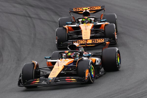 2025年8月31日,F1大獎賽荷蘭站,杆位起步的麥拿侖澳洲車手皮亞斯特利(Oscar Piastri)奪得了本賽季第7個分站冠軍,以34分的優勢,領跑車手積分榜。圖為兩輪麥拿侖賽車在比賽中緊緊咬在一起。(Clive Rose/Getty Images)