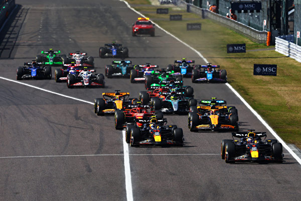 2024年4月7日,F1大獎賽日本站,荷蘭車手韋斯達賓連續三年登頂,墨西哥車手佩雷斯位居第二,兩人助紅牛車隊包攬冠、亞軍。圖為正賽起跑後,賽車進入第一個彎道前的瞬間。(Mark Thompson/Getty Images)