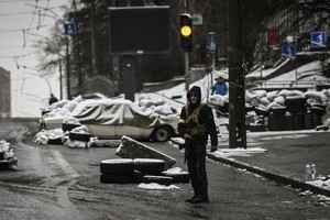 烏克蘭危機｜俄大軍逼近基輔 議員和居民設路障扛槍備戰