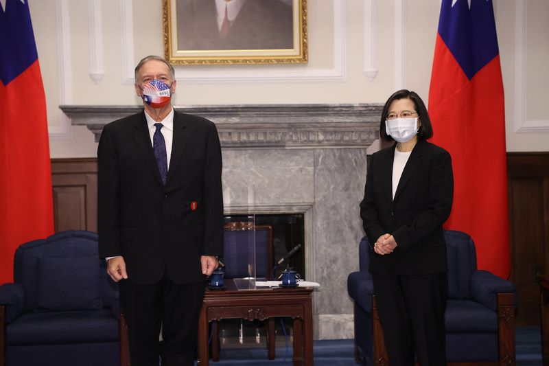 台灣總統蔡英文（右）2022年3月3日在總統府接見美國前國務卿蓬佩奧（Mike Pompeo）（左），蓬佩奧戴著有台美兩國國旗、並印上「堅若磐石」文字的特殊口罩。圖為授勳前合照。（中央社）