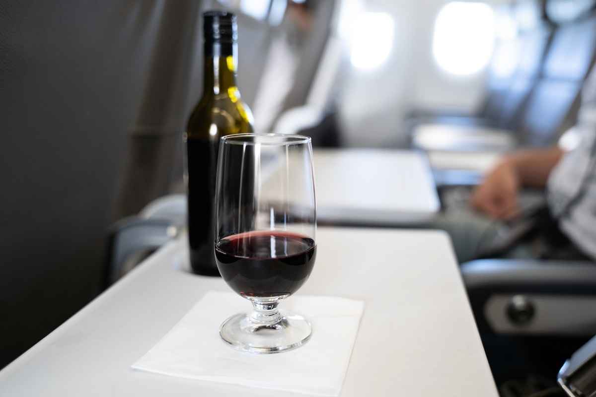 專家說，在飛機上喝酒過量可能會出現脫水等問題。（Shutterstock）