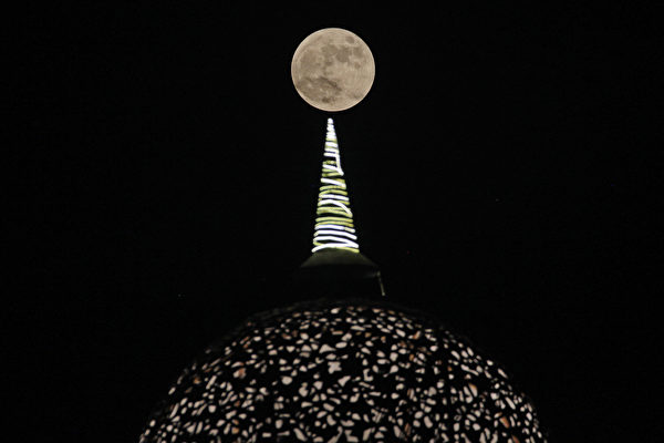 2023年9月29日，印度新德里，當地觀測到的「超級月亮」現象。（Vijay Mathur/AFP）
